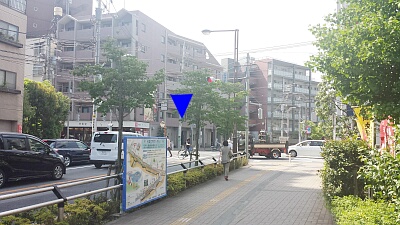 ③すぐに「国領駅入口」という信号が見えます。この信号を斜め左向こうへ渡ってください。(美容院さくらの横を通過します。)